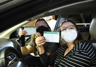 Jovem se vacinam dentro do carro na 'Virada da Vacina', em São Paulo