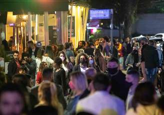 Movimentação intensa de pessoas em trecho com bares e restaurantes da rua Aspicueta, na região boêmia da Vila Madalena, na zona oeste de São Paulo