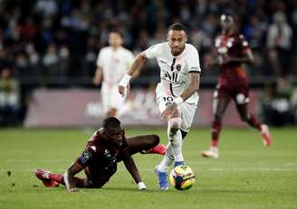 Com Neymar titular, PSG vence Metz em jogo dramático