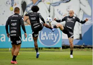 Willian e Róger Guedes disputam pela bola no treinamento desta quarta-feira (Foto: Rodrigo Coca/Ag. Corinthians)