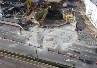 Buraco da cratera que se abriu nas obras na linha 6 de Metrô e completamente fechada com concreto na Marginal Tietê