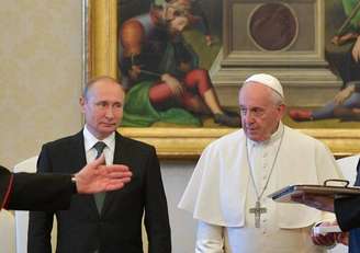 Vladimir Putin e papa Francisco durante encontro no Vaticano, em julho de 2019