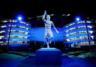 Estátua de Agüero no Eithad Stadium (Foto: Divulgação / Manchester City)