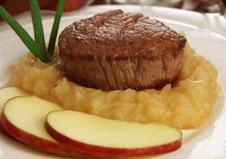 Medalhões de filé ao purê de maçãs com mel e canela | Foto: Guia da Cozinha