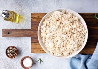 Guia da Cozinha - Desfiando frango na panela de pressão: dica valiosa para economizar tempo na cozinha