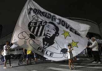 Pelé foi homenageado por milhares de pessoas