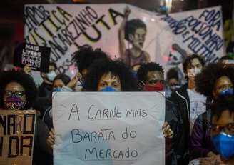 Manifestantes realizam ato contra o racismo na Avenida Paulista, em São Paulo