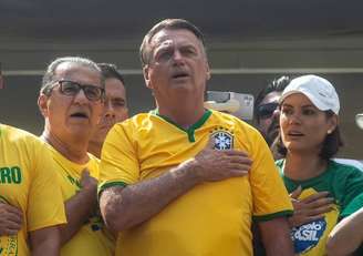 Jair Bolsonaro, ao centro, ao lado de Silas Malafaia e Michelle Bolsonaro em ato convocado em meio às investigações de um golpe de Estado