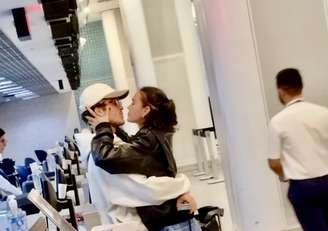 Bruna Marquezine e João Guilherme foram flagrados aos beijos em aeroporto no Rio de Janeiro 