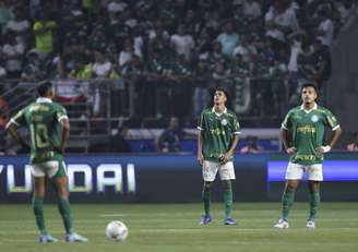 SAO PAULO, BRAZIL - AUGUST 21: Players of Palmeiras react during a Copa CONMEBOL Libertadores 2024 Round of 16 second leg match between Palmeiras and Botafogo at Allianz Parque on August 21, 2024 in Sao Paulo, Brazil. (Photo by Alexandre Schneider/Getty Images)