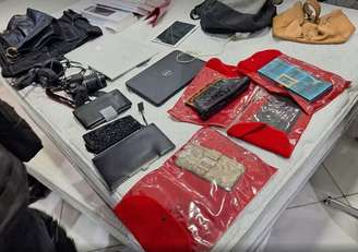 SAO PAULO METROPOLE 18-02-2025 MAINHA DO CRIME Polícia prende mulher conhecida como 'mainha do crime', apontada como chefe de quadrilha que pratica crimes no Itaim Bibi, em SP NA FOTO Objetos apreendidos na casa da "mainha do crime" FOTO Divulgação SSP