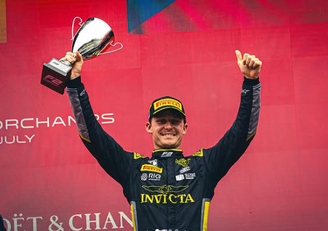 Stanek ganha duas posições após punição no grid e fica com o lugar mais alto no pódio