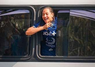 O clima de final toma conta das quebradas. Na imagem, jogadora do Cidade Tiradentes exibe uniforme na janela do ônibus.