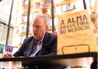 'Me fez um bem enorme escrever, disse Lara, entre um e outro autógrafo numa sessão que obrigou a equipe da Travessa a providenciar mais exemplares para atender à demanda