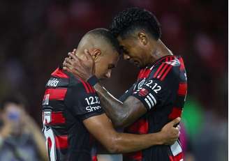 Samuel Lino e Bruno Henrique comemoram gol do Flamengo no Maracanã.
