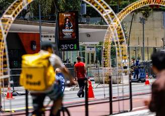 Relógio marca 35°C na Av. Paulista: trabalhadores informais estão entre mais prejudicados