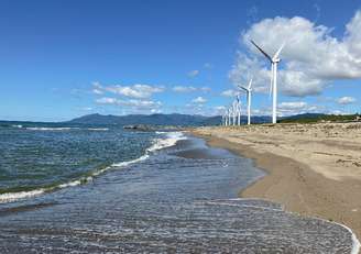 Turbinas eólicas em praia no Japão