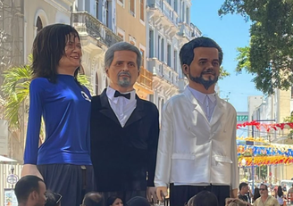 Wagner Moura e Kleber Mendonça Filho viram bonecos gigantes em Olinda