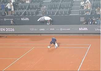 Forte chuva na quadra Guga Kuerten, no Rio Open, atrasou início da partida de João Fonseca.