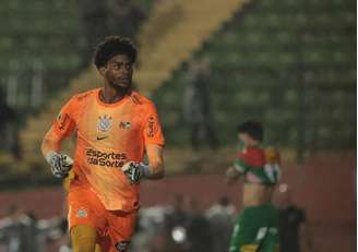Hugo Souza, goleiro do Corinthians, celebrando a classificação sobre a Portuguesa para a semifinal do Paulistão