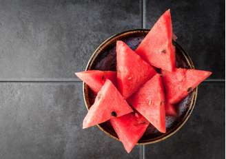 Confira como fazer chá de melancia