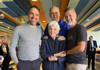 Tadeu Schmidt com os irmãos Oscar, Luiz Felipe e a mãe, dona Janira
