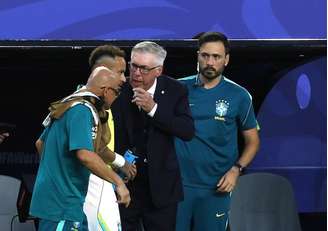 Carlo Ancelotti orienta Neymar nates mandá-lo a campo contra a Escócia.