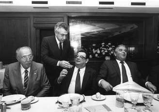 Delfim Netto (ao centro) participa de almoço do Conselho de Economia da Fiesp, ao lado de Mário Amato (à esq.), Abraham Szajman (em pé) e Luís Eulálio de Bueno Vidigal Filho (à dir.), em São Paulo, em 1989