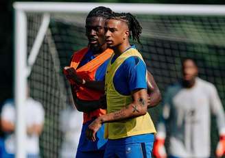 Olise (de colete amarelo) durante treinamento da seleção francesa na Copa do Mundo –