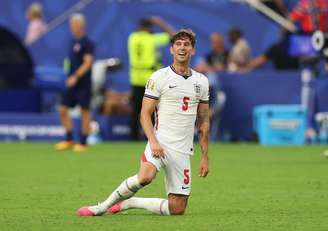 Aos 32 anos, John Stones disputa a reta final do Mundial sem clube, após o término de seu contrato com o Manchester City