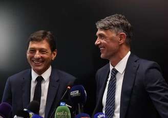 Leonardo e Maldini seriam os responsáveis por eleger novo treinador para a seleção italiana, mas deixaram função após 'cancelamento' de contratação de Pirlo.