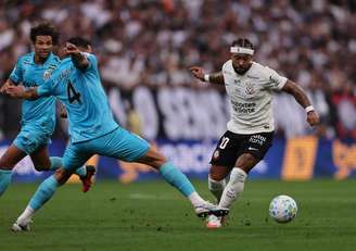 Memphis Depay, do Corinthians, disputa lance com Lucas Veríssimo, do Santos, pelo Brasileirão.