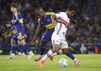 Danielzinho, do São Paulo, e Enner Valencia, do Boca Juniors, disputam bola em partida de ida das quartas de final da Copa Sul-Americana - 