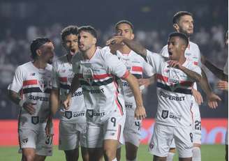 Calleri comemora com companheiros de São Paulo gol da vitória sobre o Inter