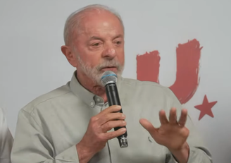Presidente e candidato à reeleição Luiz Inácio Lula da Silva (PT) dá entrevista coletiva nesta terça-feira, 6
