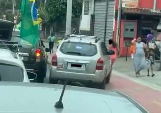 Carro atropela crianças durante carreata de Flávio Bolsonaro em Ilhabela