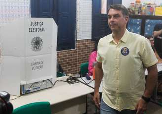 Flávio Bolsonaro durante votação neste domingo, 25