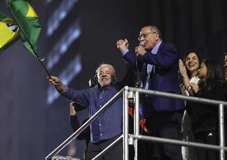 Luiz Inácio Lula da Silva e Geraldo Alckmin  discusam na Avenida Paulista 