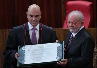 Lula recebe diploma de Alexandre de Moraes, então presidente do TSE, na cerimonia de diplomação das eleições de 2022.