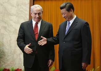 O presidente chinês, Xi Jinping (dir.), cumprimenta o colega israelense em Pequim, Benjamin Netanyahu, no dia 9 de maio