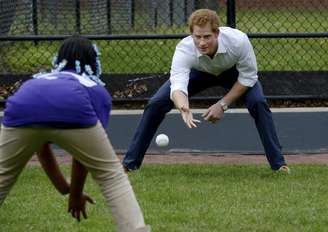 Príncipe Harry participou de clínica de beisebol