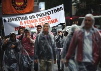 Comerciantes fizeram protesto na avenida Paulista contra o fechamento da Feira da Madrugada, nesta segunda-feira