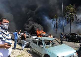 <p>Carro pega fogo após explosões do lado de fora de mesquita em Trípoli, no Líbano</p>