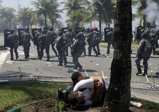 <p>Manifestantes deitam no chão durante confronto com integrantes da Força Nacional</p>