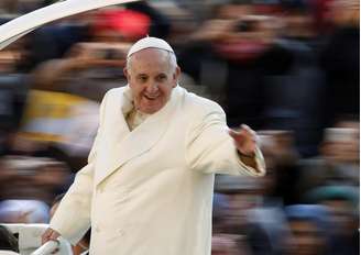 <p>Papa Francisco acena ao chegar para sua missa semanal na Praça de São Pedro, no Vaticano</p>