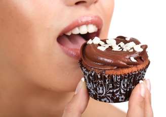  É alto o nível de açúcar refinado que o corpo irá receber, ao ingerir doces, fazendo com que ocorra uma inflamação das células e, consequentemente, o aparecimento das celulites