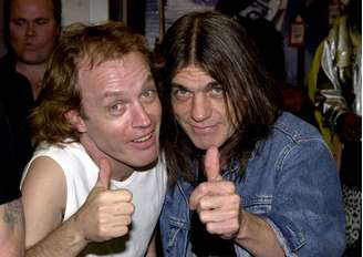 Angus e Malcolm Young em foto de 2000