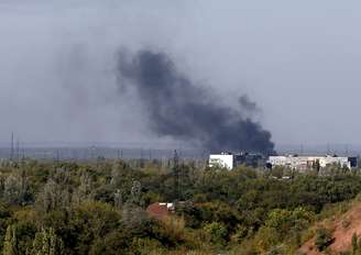 <p>Fumaça é vista sob o céu de Donetsk em 20 de setembro</p>