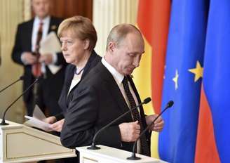 O presidente russo, Vladimir Putin, e a chanceler alemã, Angela Merkel, concedem entrevista em Moscou. 10/5/2015.