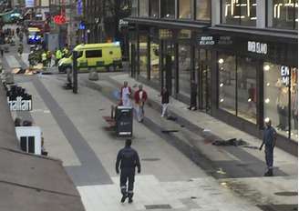 Rua em Estocolmo, na Suécia, onde um caminhão atropelou várias pessoas.